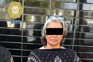 Detienen a mujer de 68 años, que quiso vender automóvil con papeles falsos