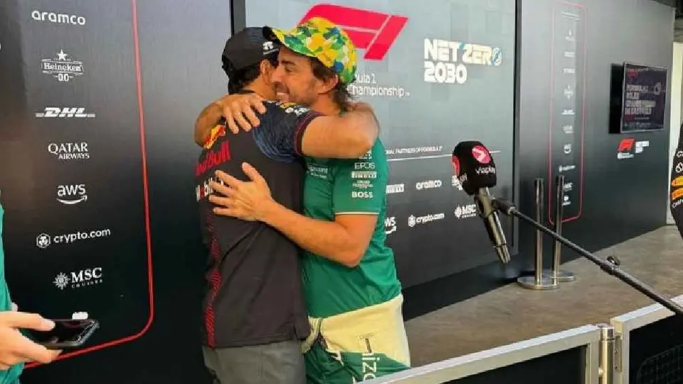 Checo Pérez y Fernando Alonso intercambian emotivos mensajes tras su 'pelea' en Brasil