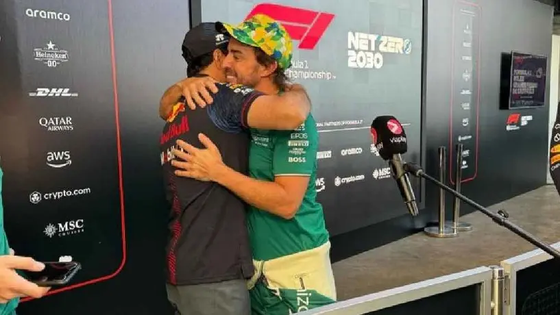 Checo Pérez y Fernando Alonso intercambian emotivos mensajes tras su 'pelea' en Brasil