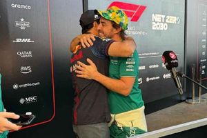 Checo Pérez y Fernando Alonso intercambian emotivos mensajes tras su 'pelea' en Brasil