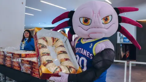 Capitanes CDMX repartieron rosca de Reyes para sus aficionados previo a juego de esta sábado