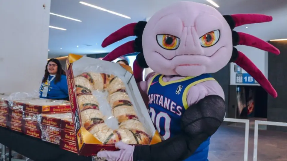 Capitanes CDMX repartieron rosca de Reyes para sus aficionados previo a juego de esta sábado