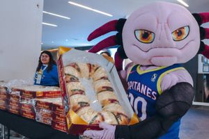 Capitanes CDMX repartieron rosca de Reyes para sus aficionados previo a juego de esta sábado
