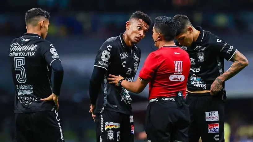 David Faitelson 'explotó' por el arbitraje en el partido del América: 'El VAR vestido de amarillo'