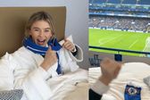 Influencer relata cómo es un juego de Chelsea desde la comodidad de una cama en Stamford Bridge