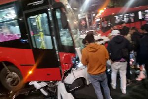 Trágico accidente entre unidad del Metrobús y auto particular deja un muerto