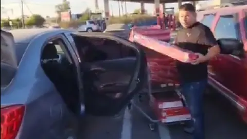 Mujer encara a revendedor de roscas del Costco: "Tienes que darle chance a los demás"