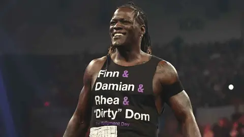 R-Truth, luchador de WWE, revela que pensaron en amputarle la pierna por grave lesión
