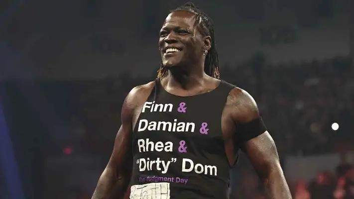 R-Truth, luchador de WWE, revela que pensaron en amputarle la pierna por grave lesión