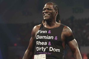 R-Truth, luchador de WWE, revela que pensaron en amputarle la pierna por grave lesión