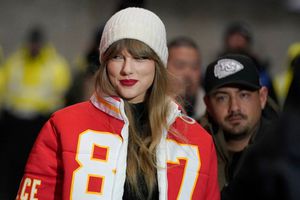 Padre de Travis Kelce, estrella de los Chiefs, no sabía el nombre de Taylor Swift