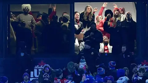 ¡Complicidad familiar! Así festejaron Jason y Taylor Swift la anotación de Travis Kelce