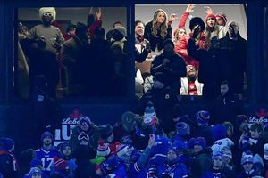 ¡Complicidad familiar! Así festejaron Jason y Taylor Swift la anotación de Travis Kelce