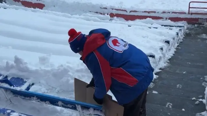 Aficionados de Bills y Steelers buscan su asiento en el estadio entre la nieve