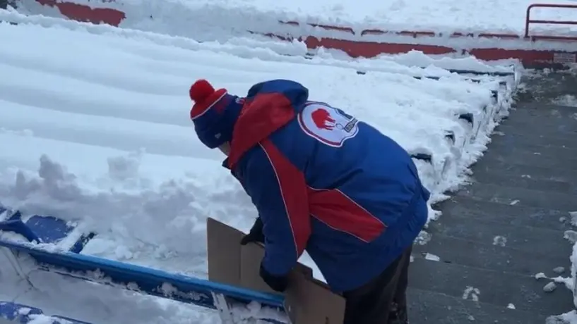 Aficionados de Bills y Steelers buscan su asiento en el estadio entre la nieve