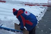 Aficionados de Bills y Steelers buscan su asiento en el estadio entre la nieve