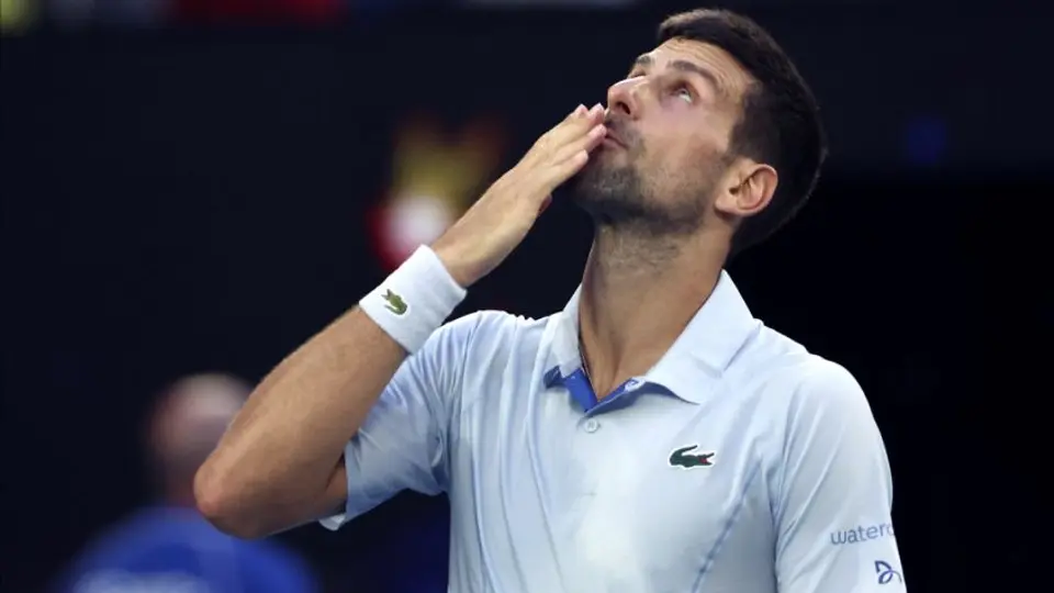 Djokovic sufre ante Fritz para alcanzar su 11ma semifinal del Abierto de Australia