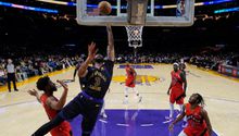 LeBron James y Anthony Davis comandan vibrante victoria de Lakers ante Raptors