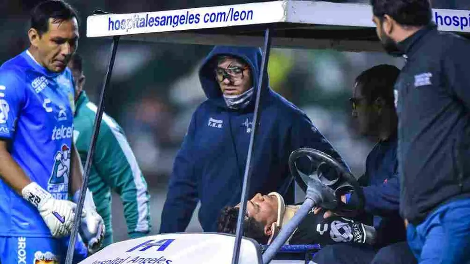 ¡Susto en León! Lucas Romero salió noqueado del partido ante Santos