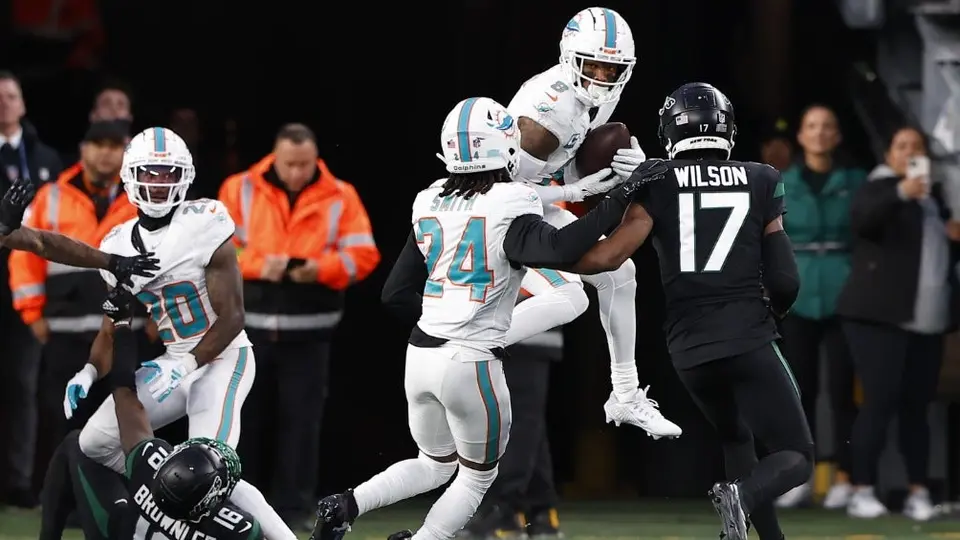 Jugada de 99 yardas de los Dolphins le cuesta millones a marca de televisiones en el Black Friday