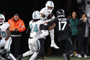 Jugada de 99 yardas de los Dolphins le cuesta millones a marca de televisiones en el Black Friday