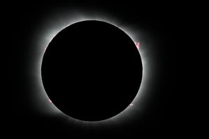 Guardianes de Cleveland lanzarán su primera bola de la MLB durante un eclipse total