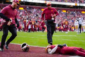 ¡Gran susto! Christian Holmes se desplomó ante San Francisco y fue descartado por concusión