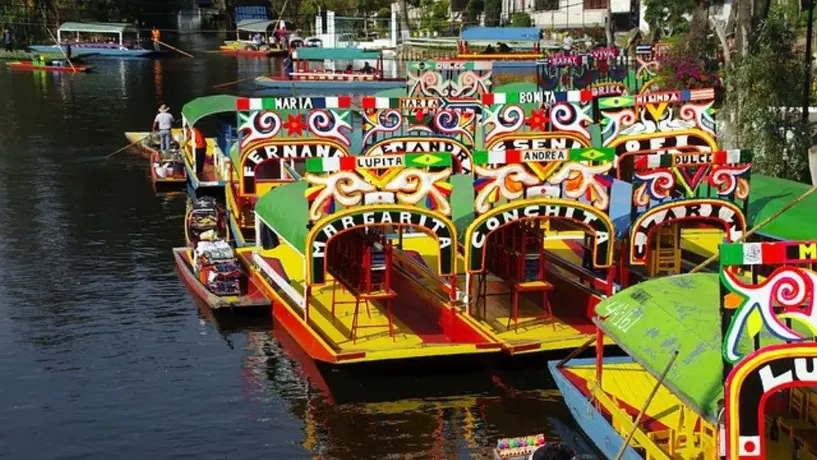 ¿Titanic? Dos trajineras chocan y se hunden en Nativitas, Xochimilco, tras riña entre pasajeros