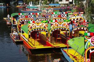 ¿Titanic? Dos trajineras chocan y se hunden en Nativitas, Xochimilco, tras riña entre pasajeros