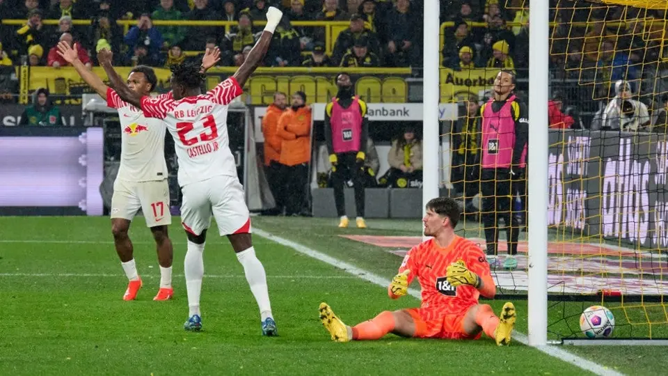 Borussia Dortmund se queda con 10 hombres y pierde en casa ante RB Leipzig
