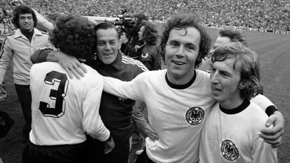 Franz Beckenbauer y el día que jugó el partido del siglo con el brazo vendado en México 70