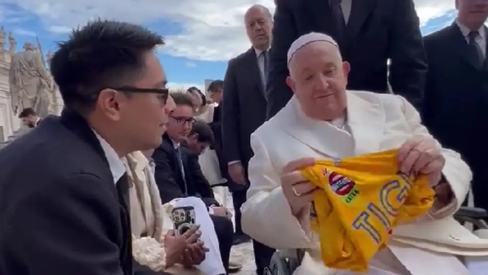 ¡Desde México hasta Roma! Aficionado de Tigres le regala jersey al Papa Francisco