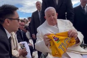 ¡Desde México hasta Roma! Aficionado de Tigres le regala jersey al Papa Francisco