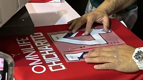 ¡Y todavía no llega! La afición de Chivas pide el '14' de Chicharito Hernández en el Akron