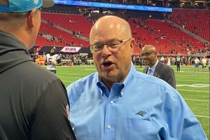 Dueño de Panteras de Carolina pierde el control y lanza bebida contra afición de Jaguars