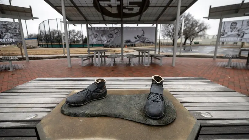 Estatua de Jackie Robinson, robada de parque en Kansas