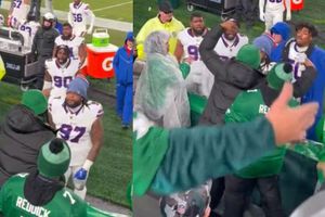Shaq Lawson, jugador de Bills, encara y empuja a aficionado de Eagles