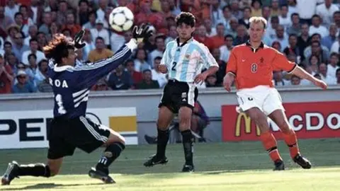 Dennis Bergkamp será homenajeado en un billete de ocho euros