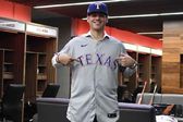 Ángel Arredondo, beisbolista mexicano, firma contrato con los Texas Rangers