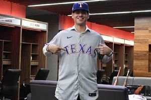 Ángel Arredondo, beisbolista mexicano, firma contrato con los Texas Rangers