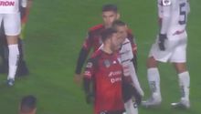 ¿Y esa mano? Roberto Alvarado sorprende a Juan Pablo Vigón al término del Tigres vs Chivas