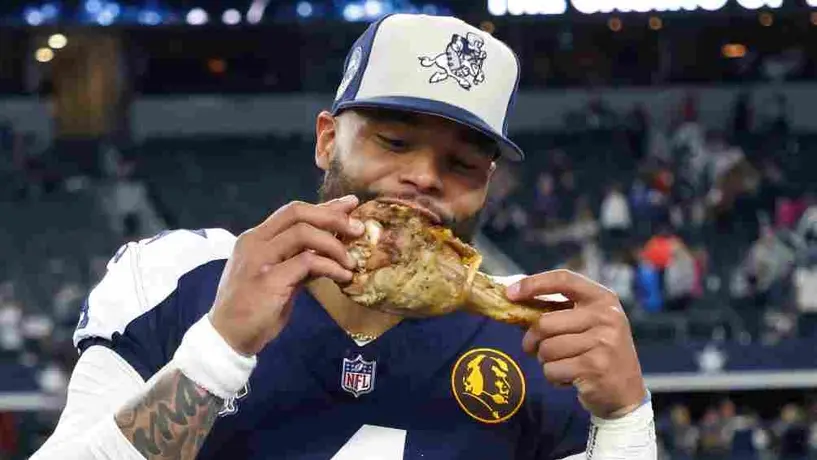 ¡Hambre de triunfo! Dak Prescott celebró anotación de los Cowboys comiendo pavo