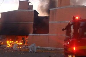 Unidad habitacional sufre incendio en los Reyes Acaquilpan; se reporta una mujer muerta