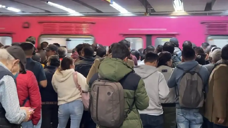 Línea 7 del Metro presenta caos en sus estaciones, reportan usuarios