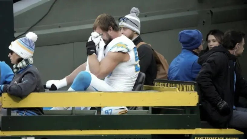 Joey Bosa salió del emparrillado entre lágrimas tras lesionarse ante Packers