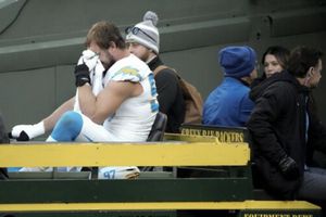 Joey Bosa salió del emparrillado entre lágrimas tras lesionarse ante Packers