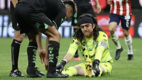 ¡Alarmas en la Comarca! Carlos Acevedo salió lesionado del juego entre Chivas y Santos