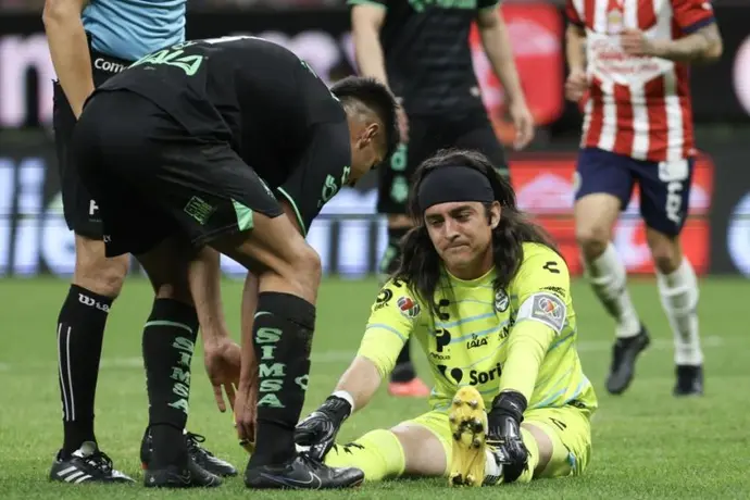 ¡Alarmas en la Comarca! Carlos Acevedo salió lesionado del juego entre Chivas y Santos