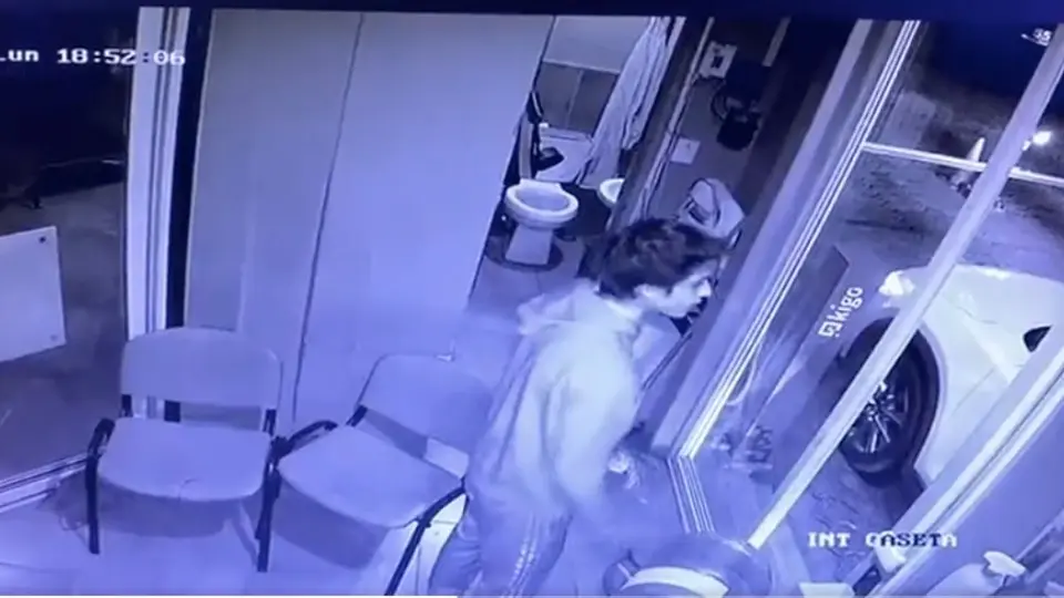 Captan a joven en Puebla golpeando a guardia de seguridad: "Vamos a darnos un tiro"