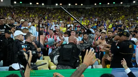 ¡Bronca en Maracaná! Aficionados argentinos y policía brasileña se enfrentan en el Brasil vs Argentina